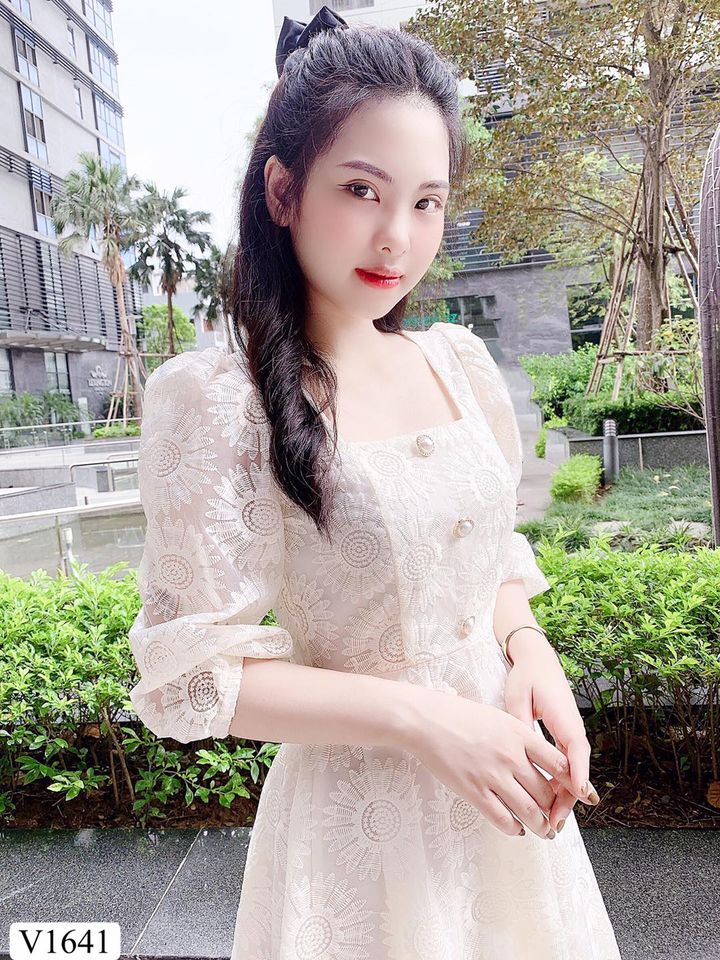 square-neck-dress-with-chrysanthemum-motifs-v1641-3