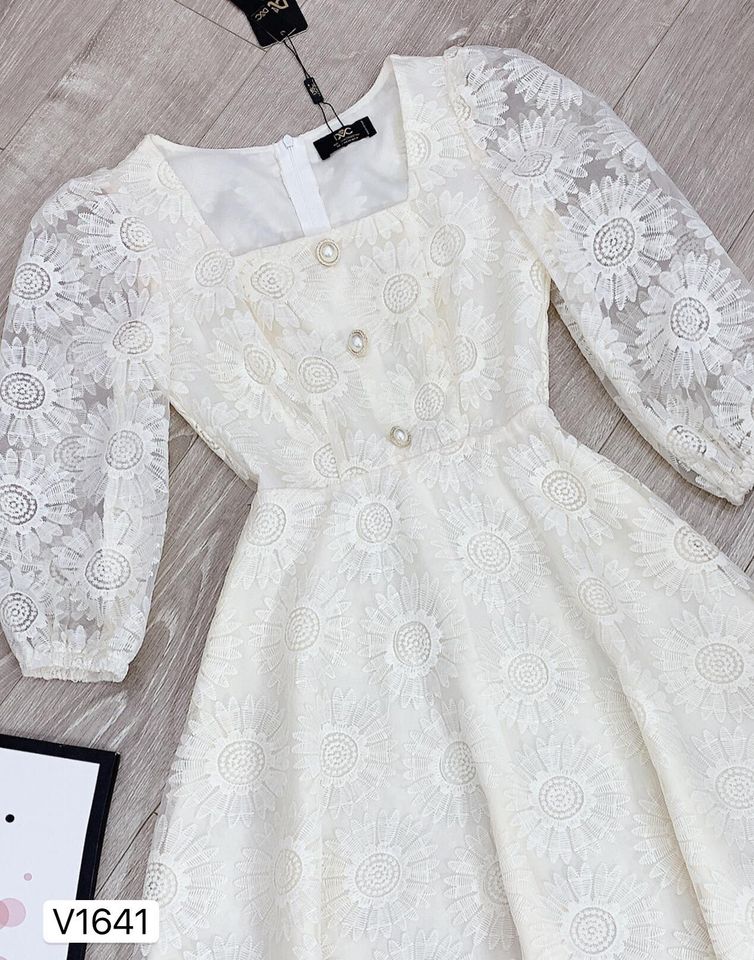 square-neck-dress-with-chrysanthemum-motifs-v1641-6